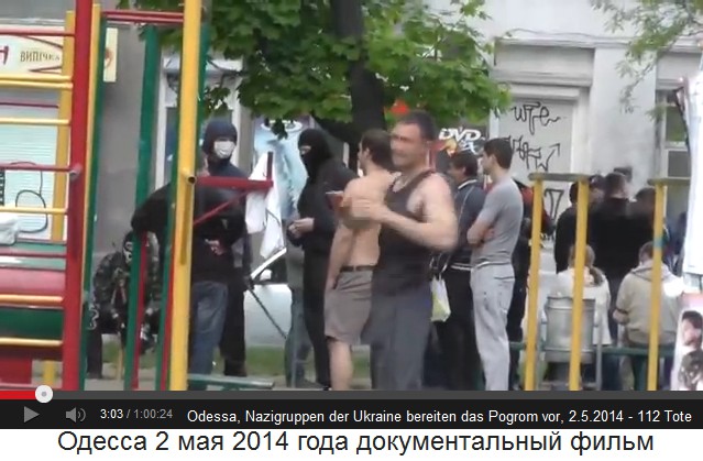 Odessa, 2. Mai 2014: Nazis mit Sturmmtzen
                        am Barren-Fitnessgert als Vorbereitung auf das
                        Pogrom gegen Russland-Aktivisten 06