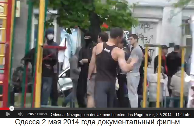 Odessa, 2. Mai 2014: Nazis mit
                        Sturmmtzen am Barren-Fitnessgert als
                        Vorbereitung auf das Pogrom gegen
                        Russland-Aktivisten 07