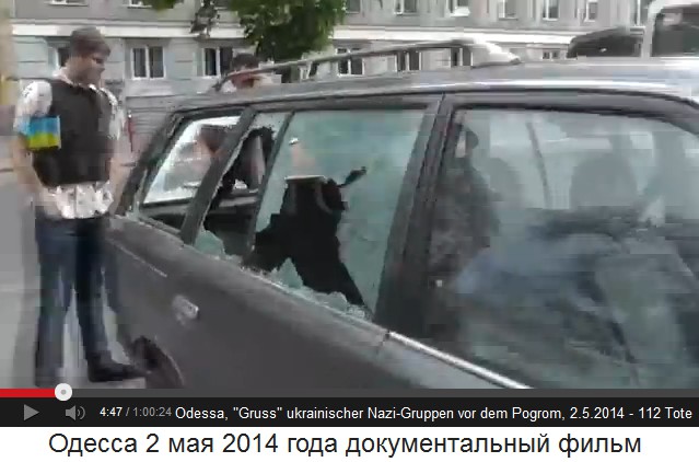 Ein
                          ukrainischer Nazi-Gruss ist dieses fast
                          komplett eingeschlagene Auto