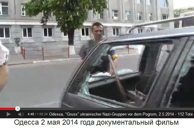 Ein
                          ukrainischer Nazi-Gruss ist dieses fast
                          komplett eingeschlagene Auto 02