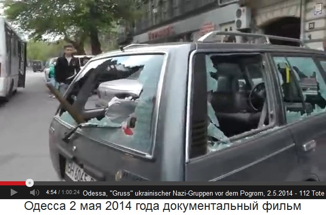Ein ukrainischer Nazi-Gruss, ein
                  fast komplett eingeschlagenes Auto 3, Autonummer BH
                  6065