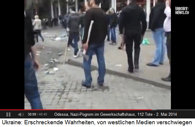 Pogrom von Odessa vom
                2.5.2014 vor dem Gewerkschaftshaus: Ein
                Schl�ger-Demonstrant mit einer Axt