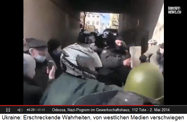 Pogrom
                    von Odessa vom 2.5.2014 vor dem Gewerkschaftshaus:
                    Ein Schl�gertyp vom Rechten Block sperrt den
                    Durchgang