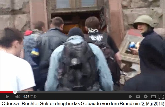 Nazis mit
                        vollen Rucks�cken und Helmen beim aufgebrochenen
                        Seiteneingang des Gewerkschaftshauses