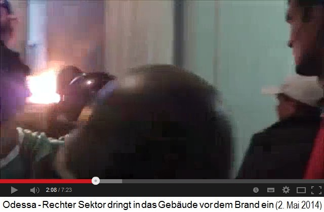 Der
                        Mann im gr�nen Pulli ist der mit der schwarzen
                        Hand