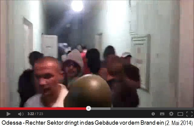Naziversammlung vor der
                    verschlossenen T�r 02