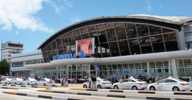 Der
                      Flughafen "Borispol" von Kiew, Terminal
                      B mit Kontrollturm im Hintergrund - hier spielen
                      sich am 17.7.2014 hohe Kriminalit�ten ab