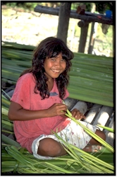 Orinoco Delta Venezuela : Indiowelt :
                        flechtendes M�dchen im Haus / working girl at
                        home / nina ni�a trabajando a casa