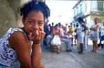 Kuba, Havanna: Frauenportrait und
                          Menschenmenge im Hintergrund