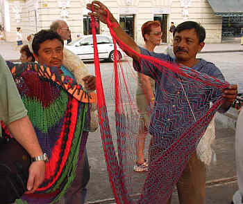 Yucatan:
                            Chetumal: Maya präsentieren traditionelle
                            Stoffe / presentan materias tradicionales /
                            present traditional fabric