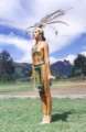 Frau im Kost�m der Quimbaya mit Federschmuck
                      und Bikini aus Gold