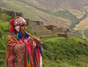 Inka-Fl�tenspieler mit
                          den Ruinen von Pisac im Hintergrund