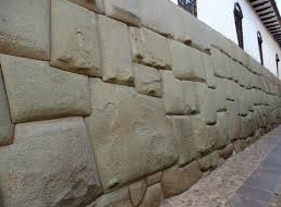 Eine der vielen Mauern in
                          Cusco mit geschnittenen Steinen - von
                          Ausserirdischen so geschnitten