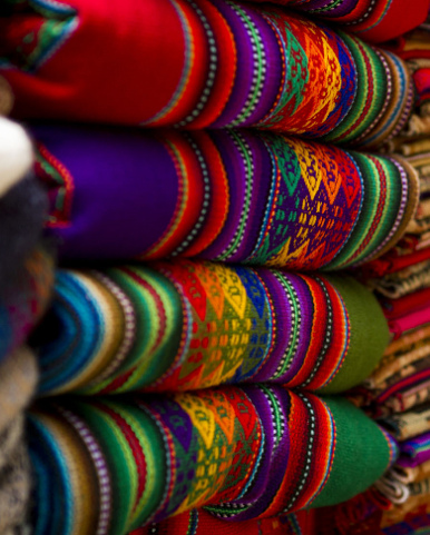 Peruanische Stoffe mit
                          strahlenden Farben