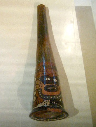 Nasca-Kultur, Trompete mit dem Gesicht
                        eines Gottes drauf (Ausserirdischer einer
                        fr�heren Zeit)