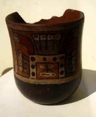 Wari (Huari)-Kultur, Tasse mit einem Gott
                        (Ausserirdischer) drauf