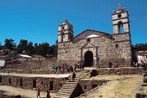 Eine Kirche auf Inka-Mauern, zum
                            Beispiel in Vilcashuam�n in Peru 02