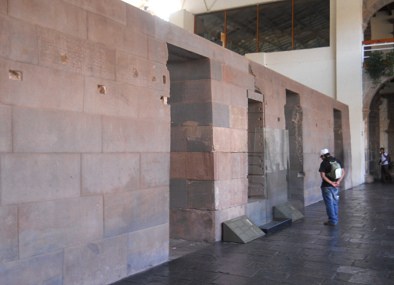 Cusco, auf den
                          Grundmauern des Sonnentempels wurde eine
                          Kirche gebaut, auch im Innern