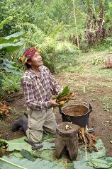 Eingeborener Heiler
                          (curandero) in Peru mit Topf, Feuer und
                          Kr�utern