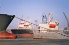 Bombay / Mumbai :
                        Tanker , Frachtschiff , Hafen