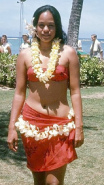 Hawaii, Hula-T�nzerin mit
                                      Blumenschmuck