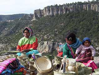Tarahumara-Ureinwohnerinnen in der Provinz Chihuhua
              verkaufen geflochtene K�rbe