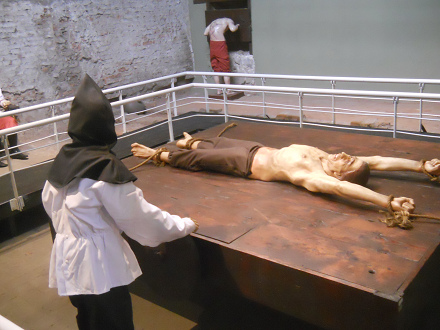 Inquisition im Vizek�nigreich Peru in
                          Lima: Streckbank und Streckbett