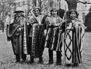 Acoma-Pueblo-Ureinwohner mit gewebten Wandteppichen