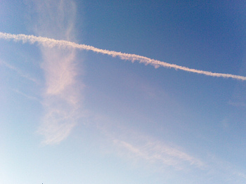 Chemtrail-Himmel zwischen dem Wendland und
                      der Altmark