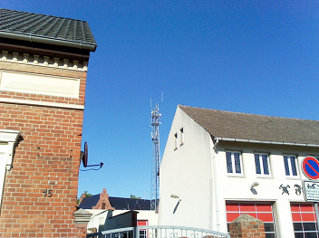 Klarer Himmel mit
                              HAARP-Antenne