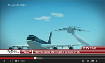 Passagierjet mit
                              einem Chemtrail-Flugzeug dahinter,
                              Darstellung
