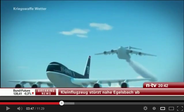 Passagierjet mit einem Chemtrail-Flugzeug
                      dahinter, Darstellung