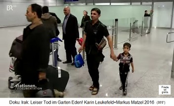 Der Bub (8 Jahre alt) mit Zyste trifft mit seinem Vater am Flughafen in Frankfurt am Main ein