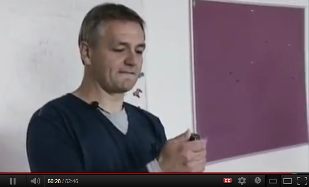 Henrik Svensmark habriendo la
                botella de champa�a