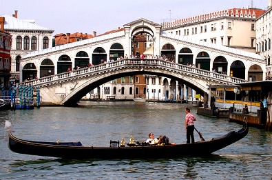 Venecia con
                                    puente y gndola