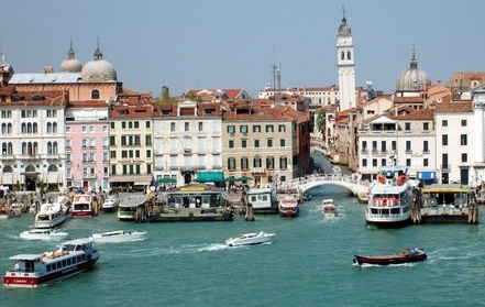 Venecia con
                                    estacin de barcos, con casas y un
                                    canal