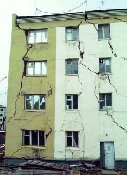 冻土解冻地面裂缝的房子没有结束，俄罗斯切尔斯基