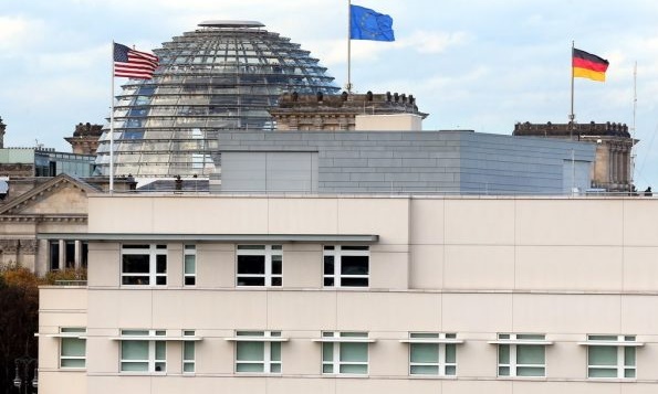 "US"-Botschaft in Berlin mit
                          Spionage-Kubus