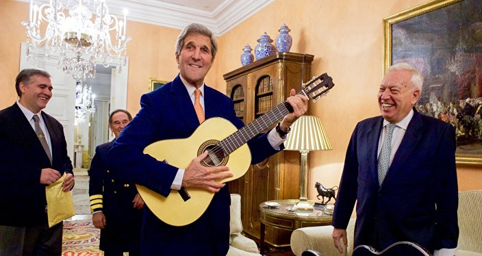 W�hrend die
                                          Satanisten von Skull&Bones
                                          in Br�ssel Bomben z�nden und
                                          auf der halben Welt ihre
                                          Kriege und Massenmorde
                                          ausf�hren, spielt der Satanist
                                          Kerry, der sich
                                          "US"-Aussenminister
                                          nennt und der den IS
                                          organisiert hat, in Moskau
                                          Gitarre