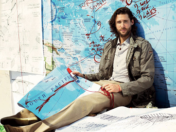 David de Rothschild mit Pazifikkarte,
                          macht Werbung f�r Plastik-Recycling